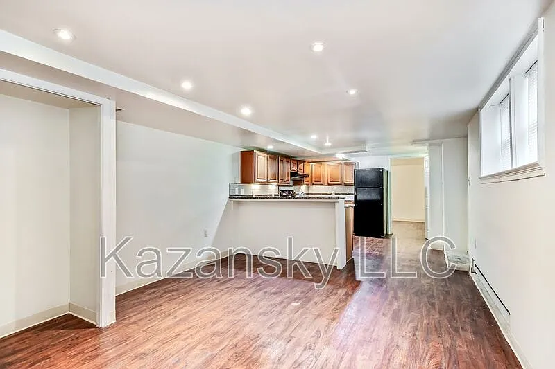 1 bed, 1.0 bath, $925 — Photo 2