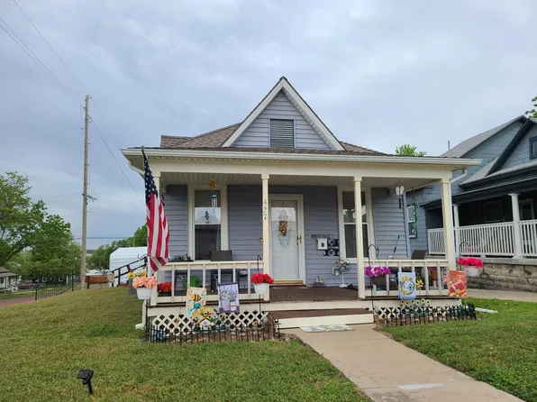 427 S 1st St, Arkansas City, KS 67005