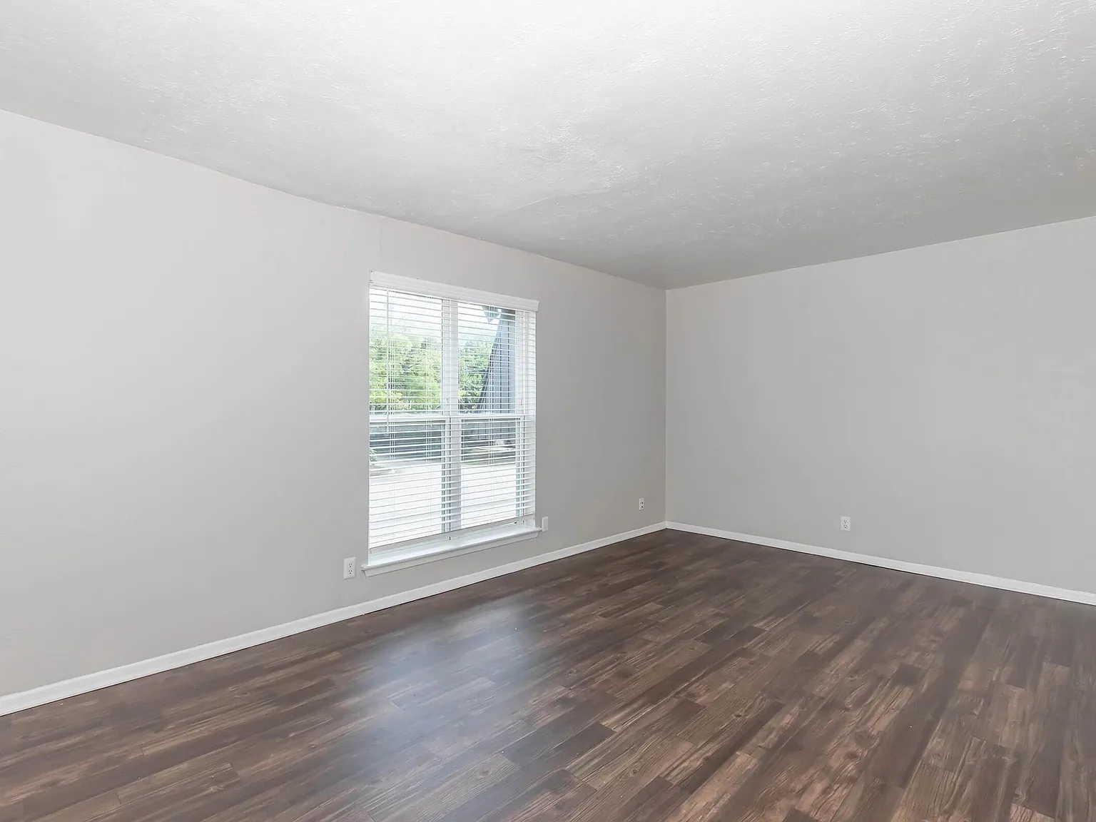 N Harwood Rd, North Richland Hills — Photo 2