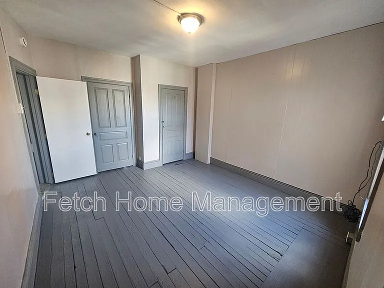 909 E Princess St — Photo 17