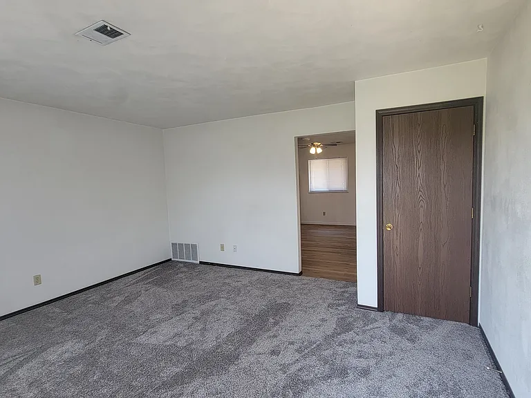 922 E Illinois St — Photo 20