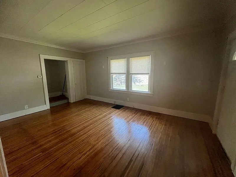 3 bed, 1.0 bath, 1166 sqft, $1,300 — Photo 4