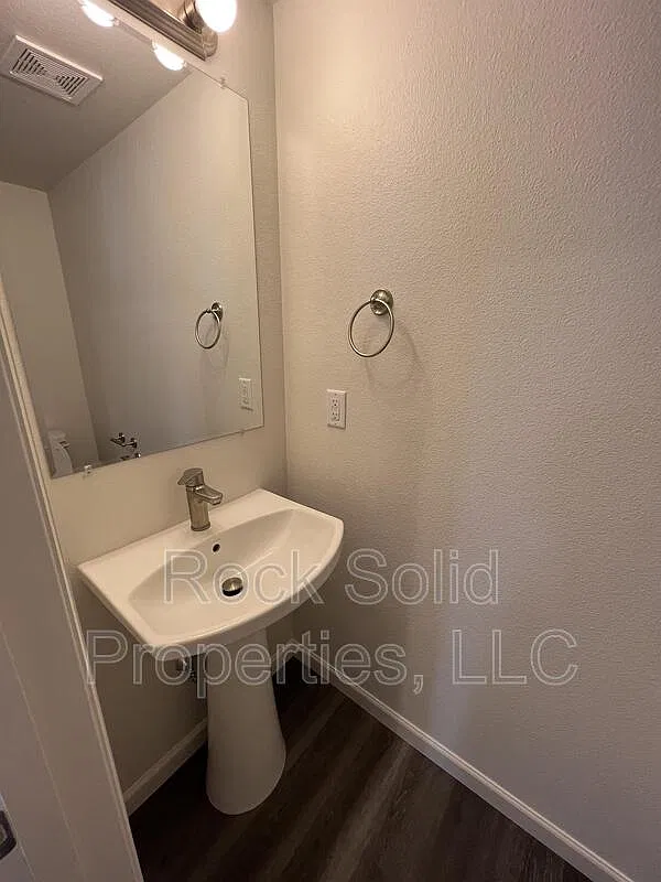 3 bed, 2.5 bath, 1568 sqft, $2,250 — Photo 4