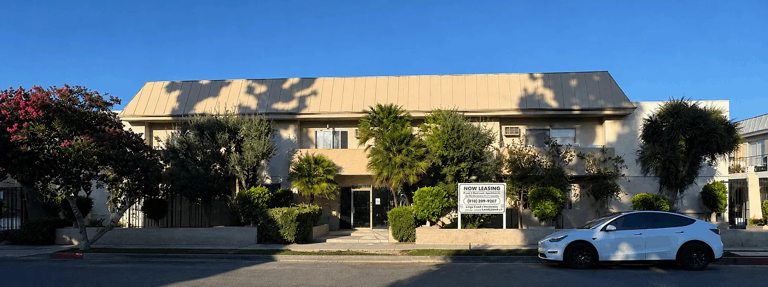 Encino Hillcrest Apartment — Photo 1