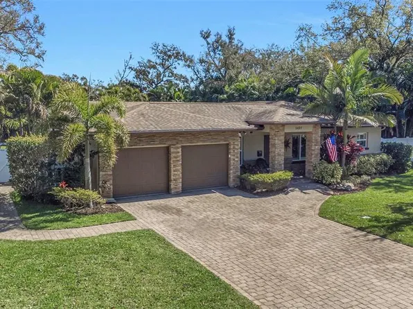 1437 Country Club Rd N, Saint Petersburg, FL 33710