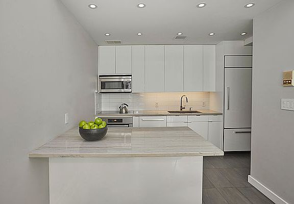 3rd image of 148 Waverly Pl APT D