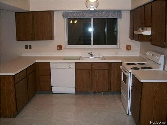 5th image of 172 Wellington Dr