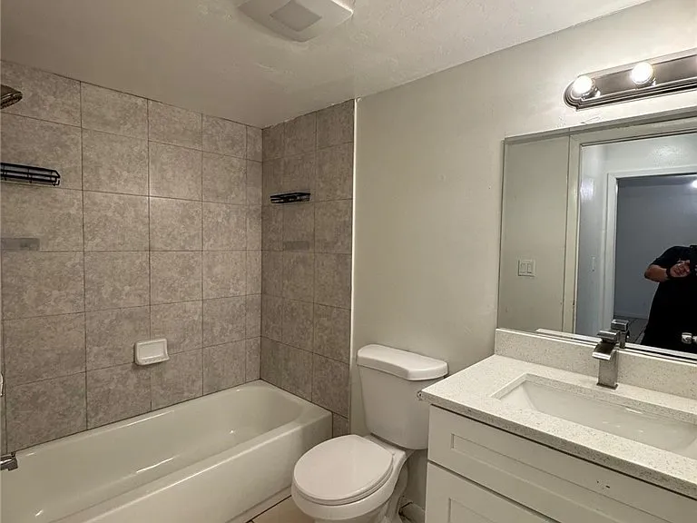2201 E 5th St #23 — Photo 4