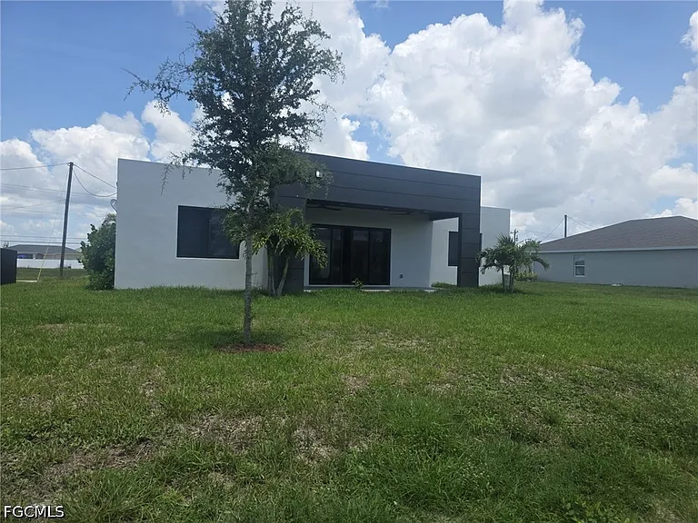 1220 Chiquita Blvd N — Photo 2
