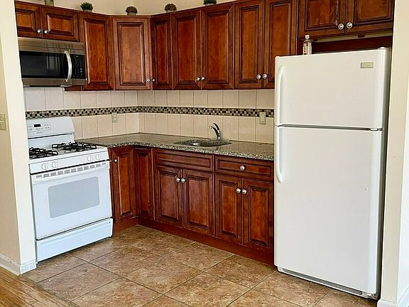 3rd image of 740 Franklin Ave APT 2