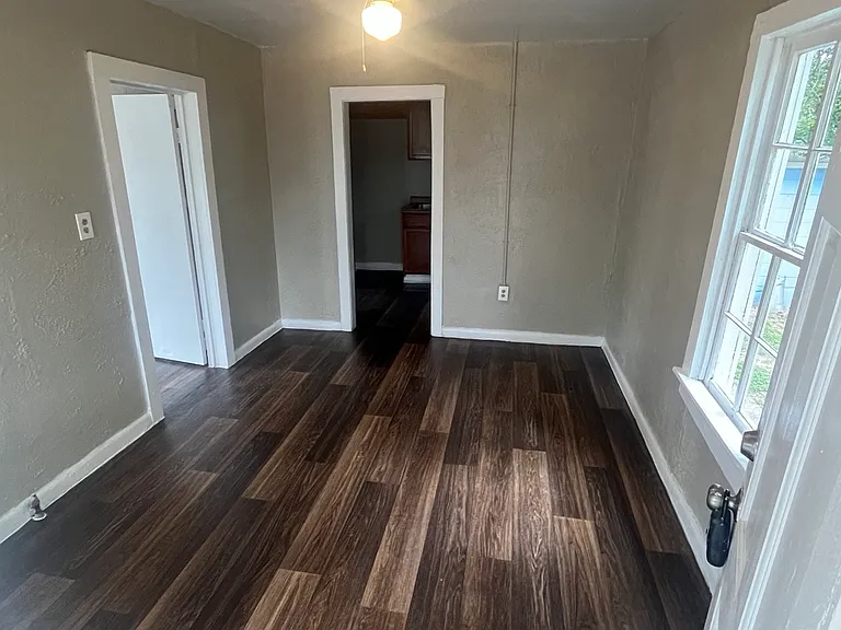 302 W Shelby St — Photo 2
