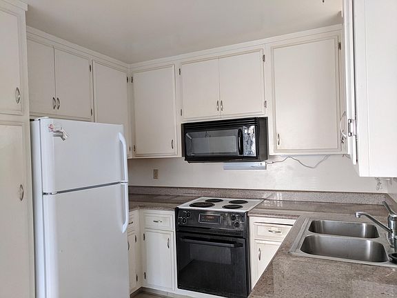 Kitchen with electric stove, microwave, dishwasher and refri