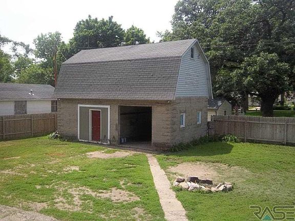2nd image of 300 S Josephine Ave