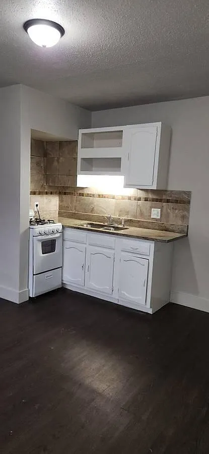 712 Bancroft St — Photo 2