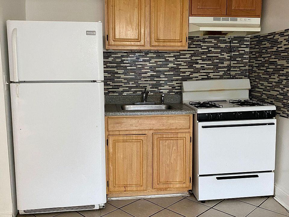 1st image of 131 Oliver Ave Floor 3
