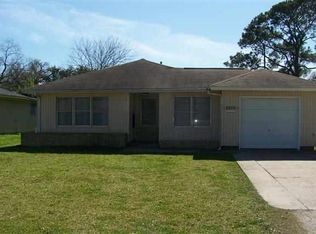 2079 Ray Ave, Groves, TX 77619