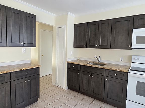 3rd image of 241 Bellmore Rd Floor 1