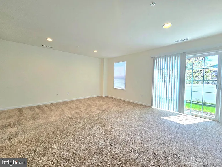 1045 Chapman Cir — Photo 13