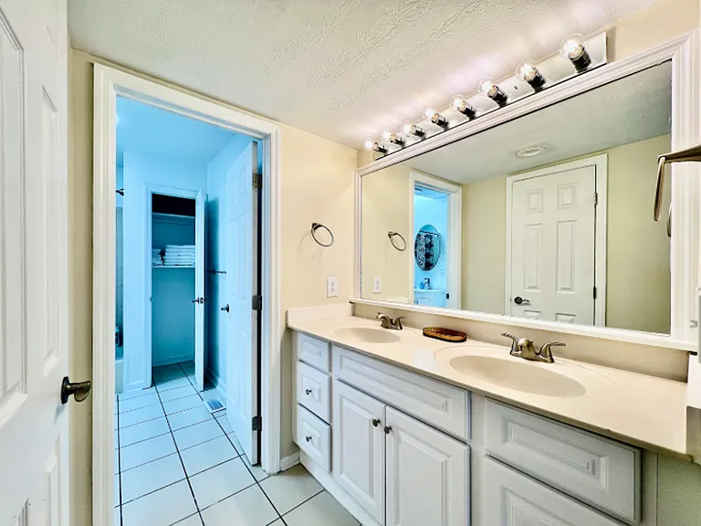 6556 Yankee Rd — Photo 24