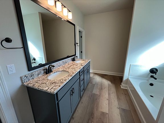 5th image of 298 Adley Ave