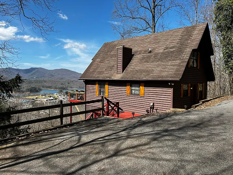 404 Mountain Dr N — Photo 2