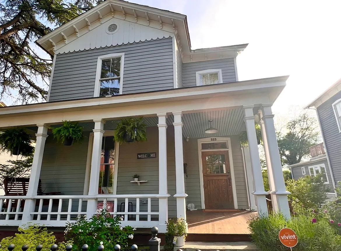 3 bed, 2.5 bath, 2300 sqft, $850 — Photo 1