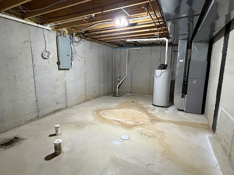 2122 Clinton St — Photo 44