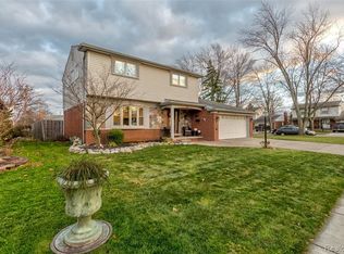 1316 Rosemary St, Dearborn Heights, MI 48127