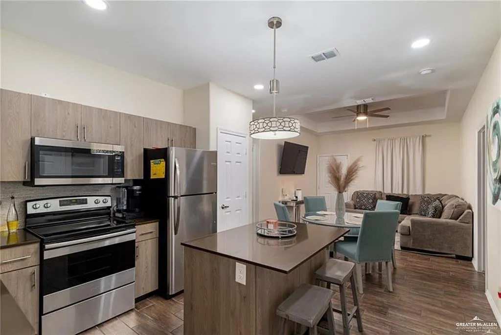 3 bed, 2.0 bath, 3247 sqft, $1,400 — Photo 4