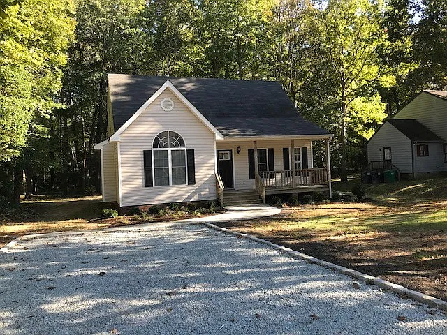 4 bed 2 bath Cape Cod - Chesterfield/Salem Church Rd area — Photo 2