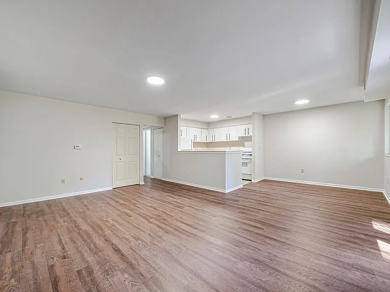 Brooklane Manor Apartments — Photo 57