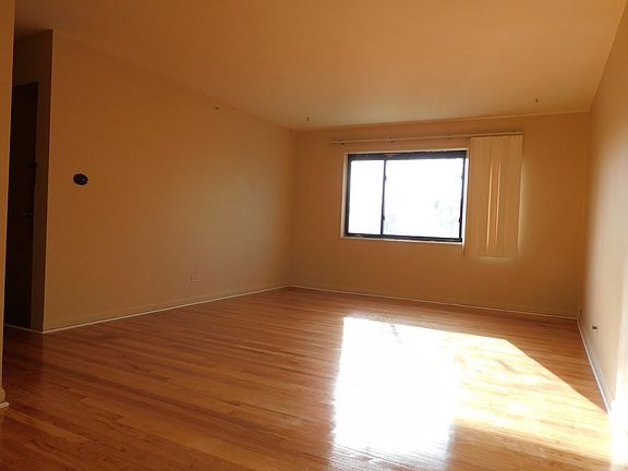 2nd image of 2854 W Glenlake Ave