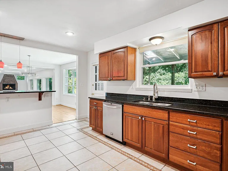 7001 Longwood Dr — Photo 8