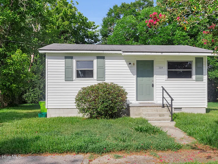 304 N B St — Photo 2