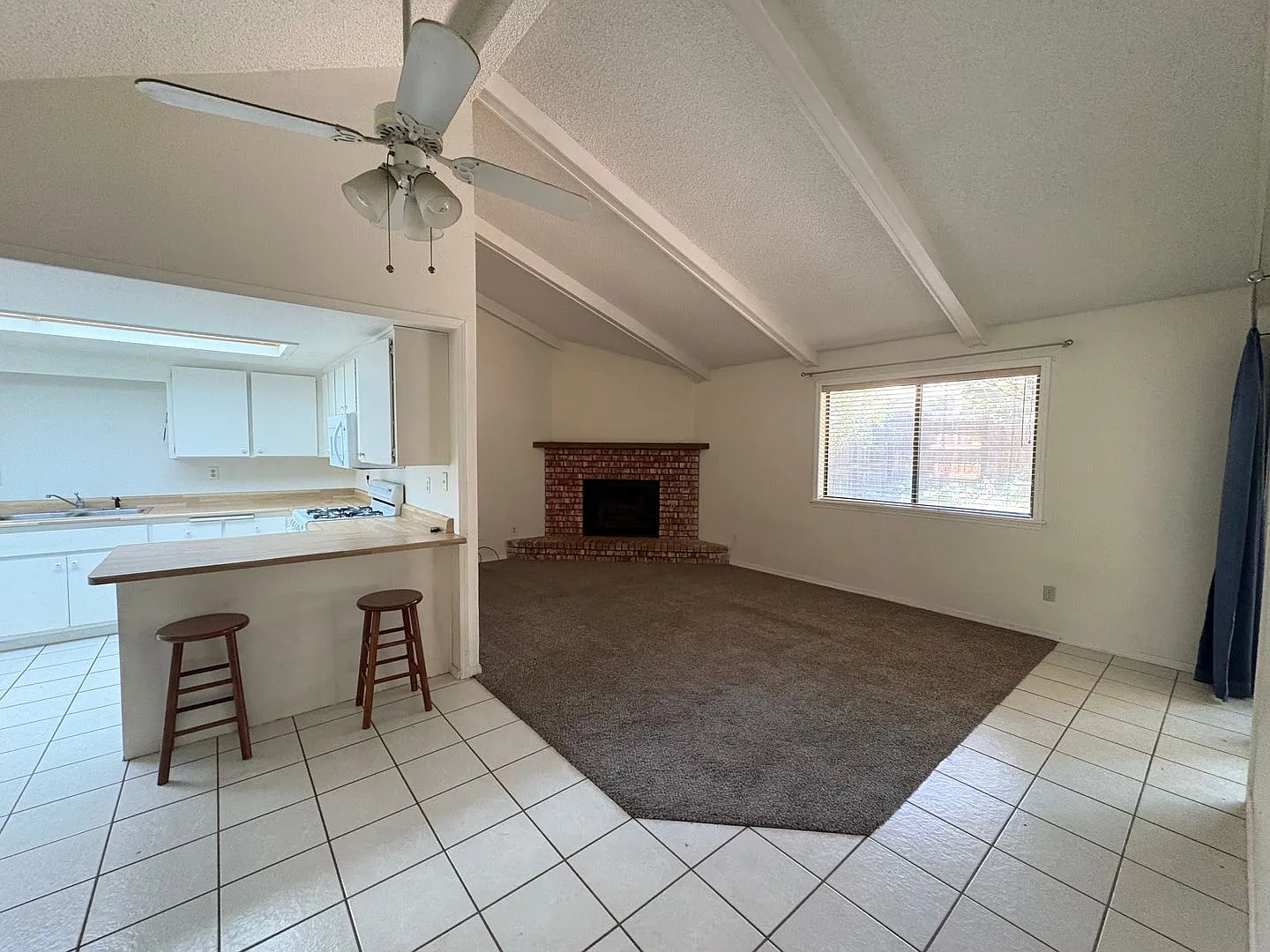 Beautiful Lakewood Village Condo — Photo 4