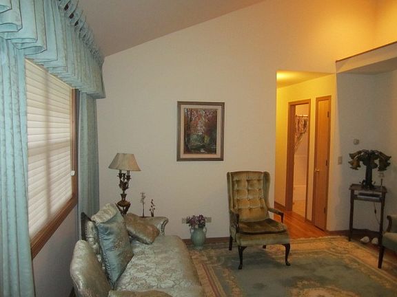 5th image of 786 Meadowview Ln