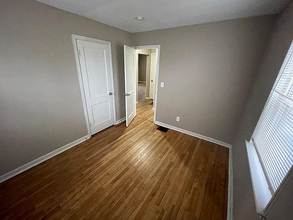 3rd image of 3251 Medina Ave