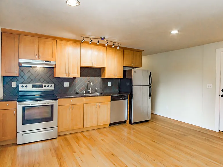 2211 Franklin Ave E — Photo 2