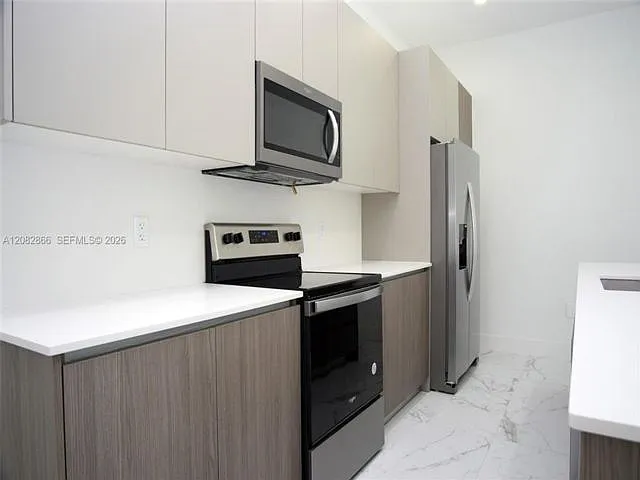 4218 NE 7th Ter — Photo 2