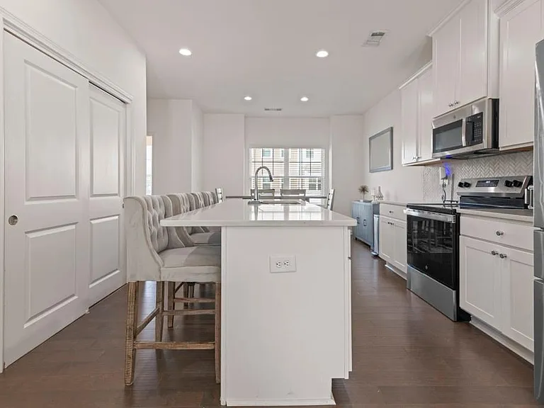 940 Society Cir SW — Photo 8