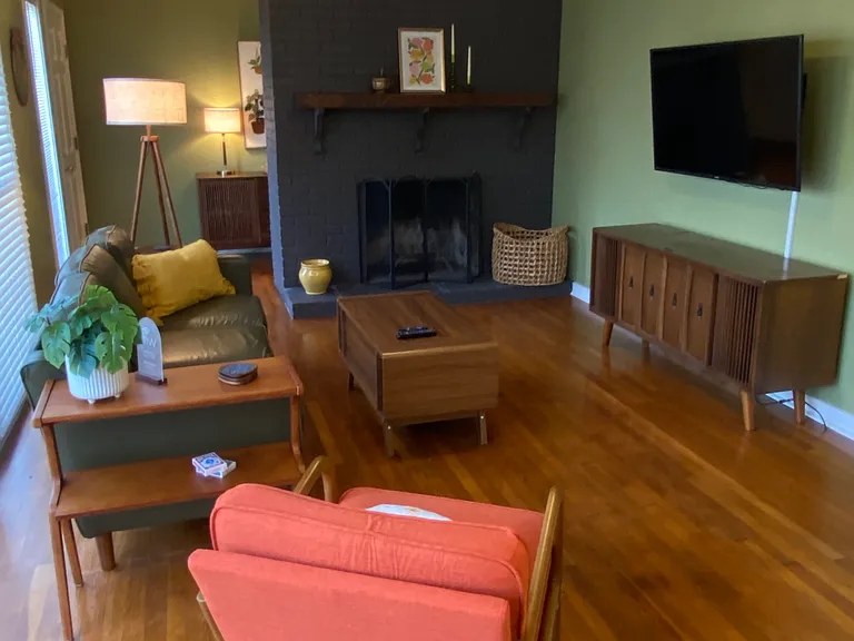 1832 Edgemont Dr — Photo 2
