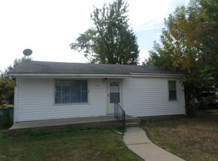 207 W 2nd St, Ina, IL 62846