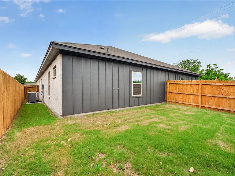 412 W Avenue C — Photo 36