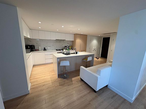 4th image of 1500 Fern St #304