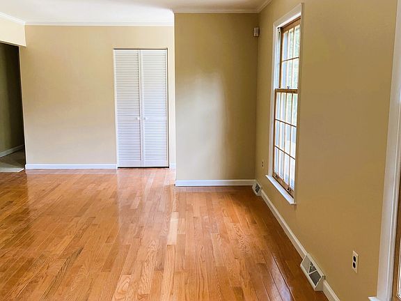 4th image of 511 Tolham Dr
