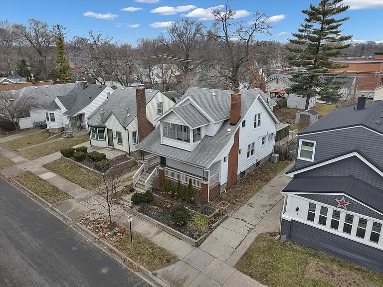 271 E Woodland St — Photo 47