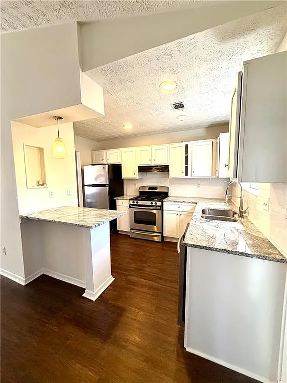 4 bed, 2.0 bath, 1800 sqft, $2,400 — Photo 2