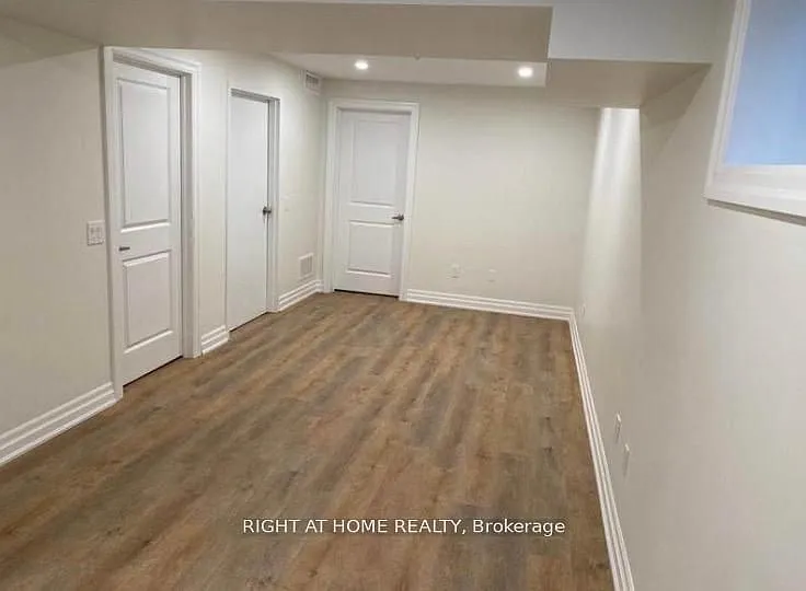 1080 Glenashton Dr #BASEMENT — Photo 4