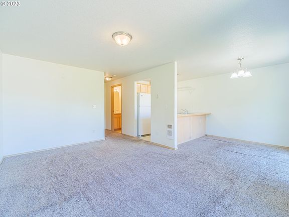 4th image of 8615 NE 25th Cir