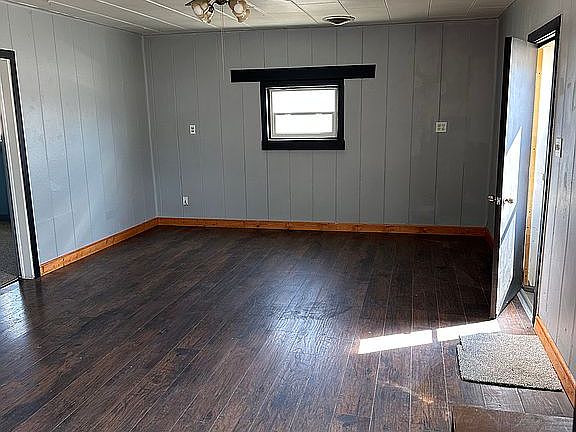4th image of 643 W Davis St